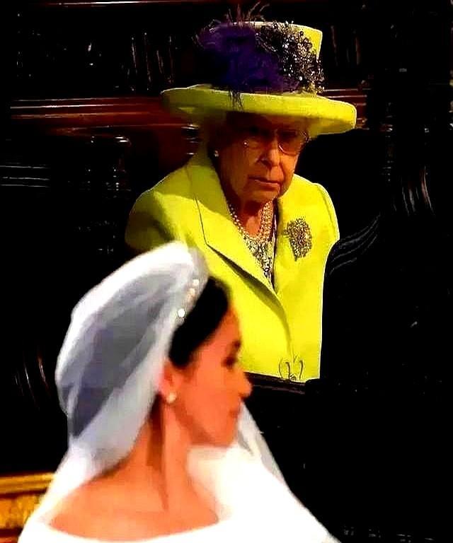 英国女王应该心里很清楚梅根是什么人！但是她还是让她进门了…要说这皇冠里的讲究可