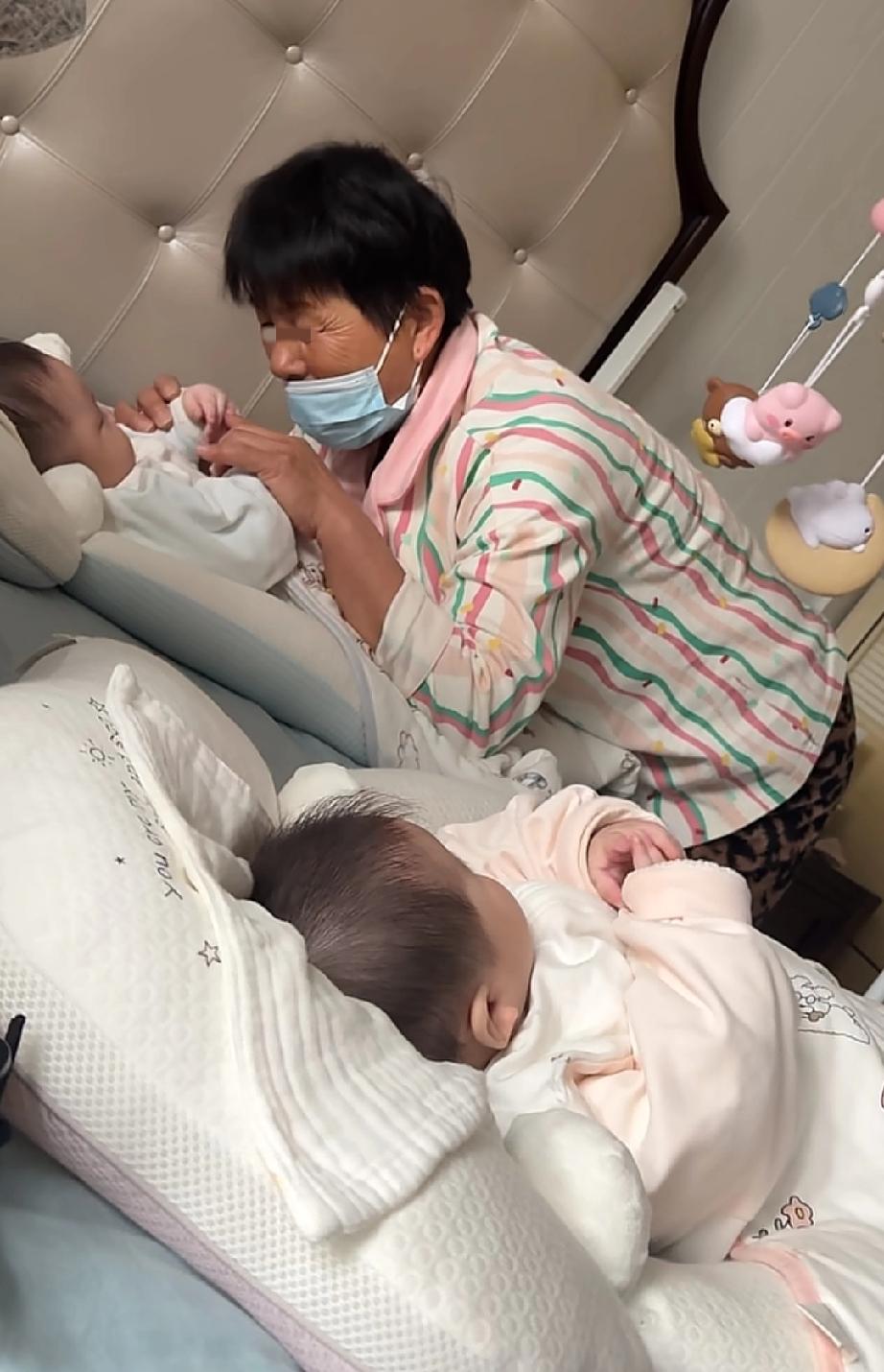生了双胞胎之后，儿媳妇吐槽婆婆特别重男轻女，就宠爱孙子，对旁边的孙女不管不顾。