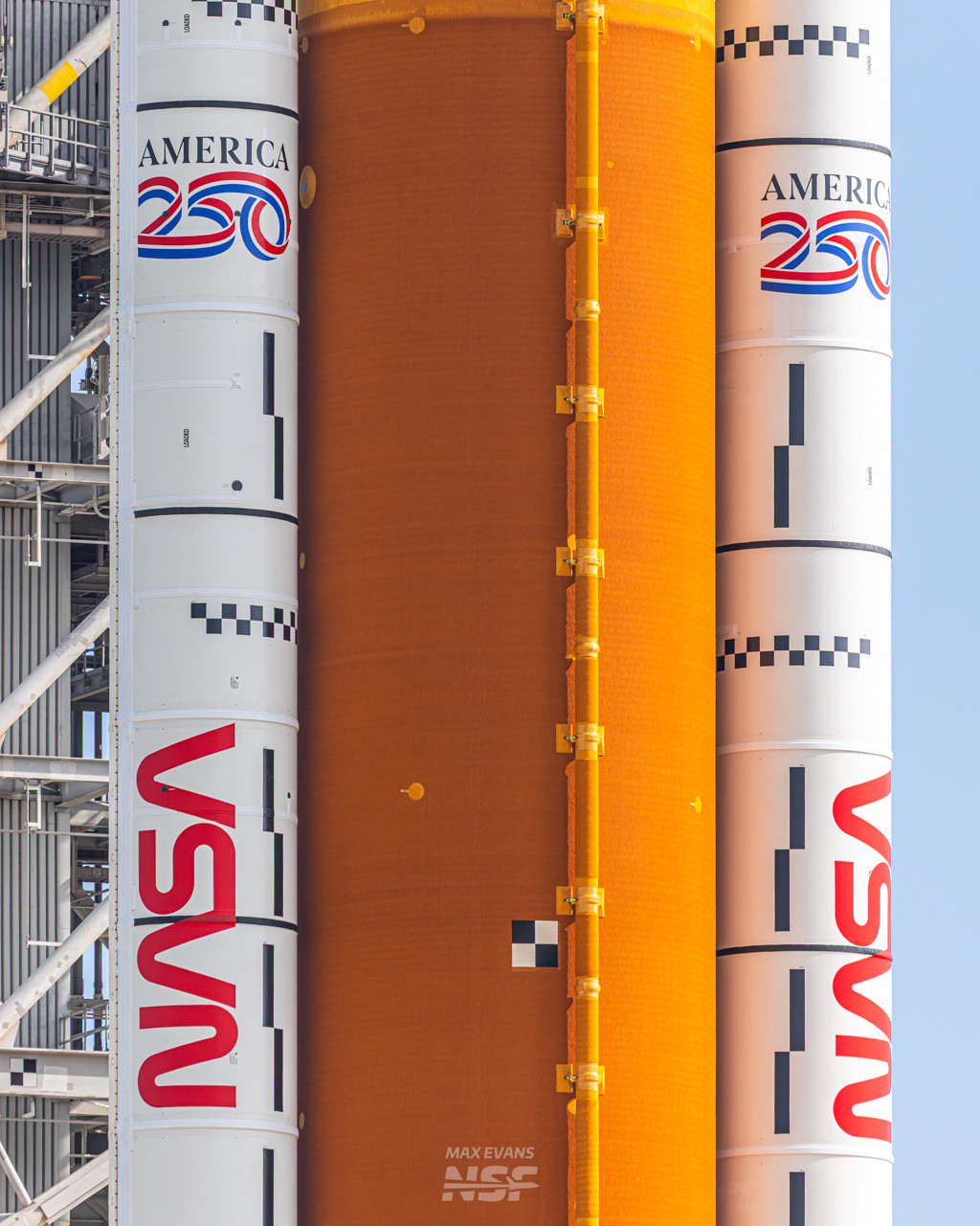 太空发射系统(SLS)遥二火箭特写