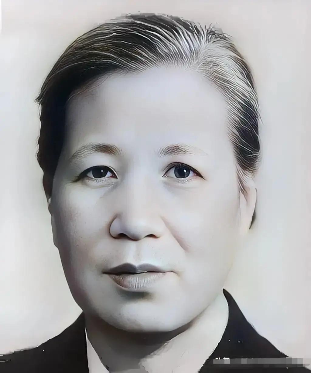 1929年，18岁的新娘替丈夫整理好衣领，轻声送他出门，丈夫刚走到巷子拐角，一声