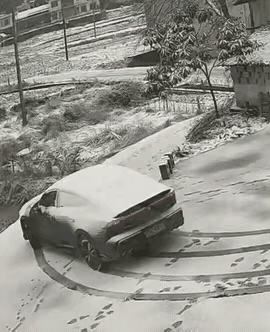 这种要挂到低速档滑行，千万不能踩刹车