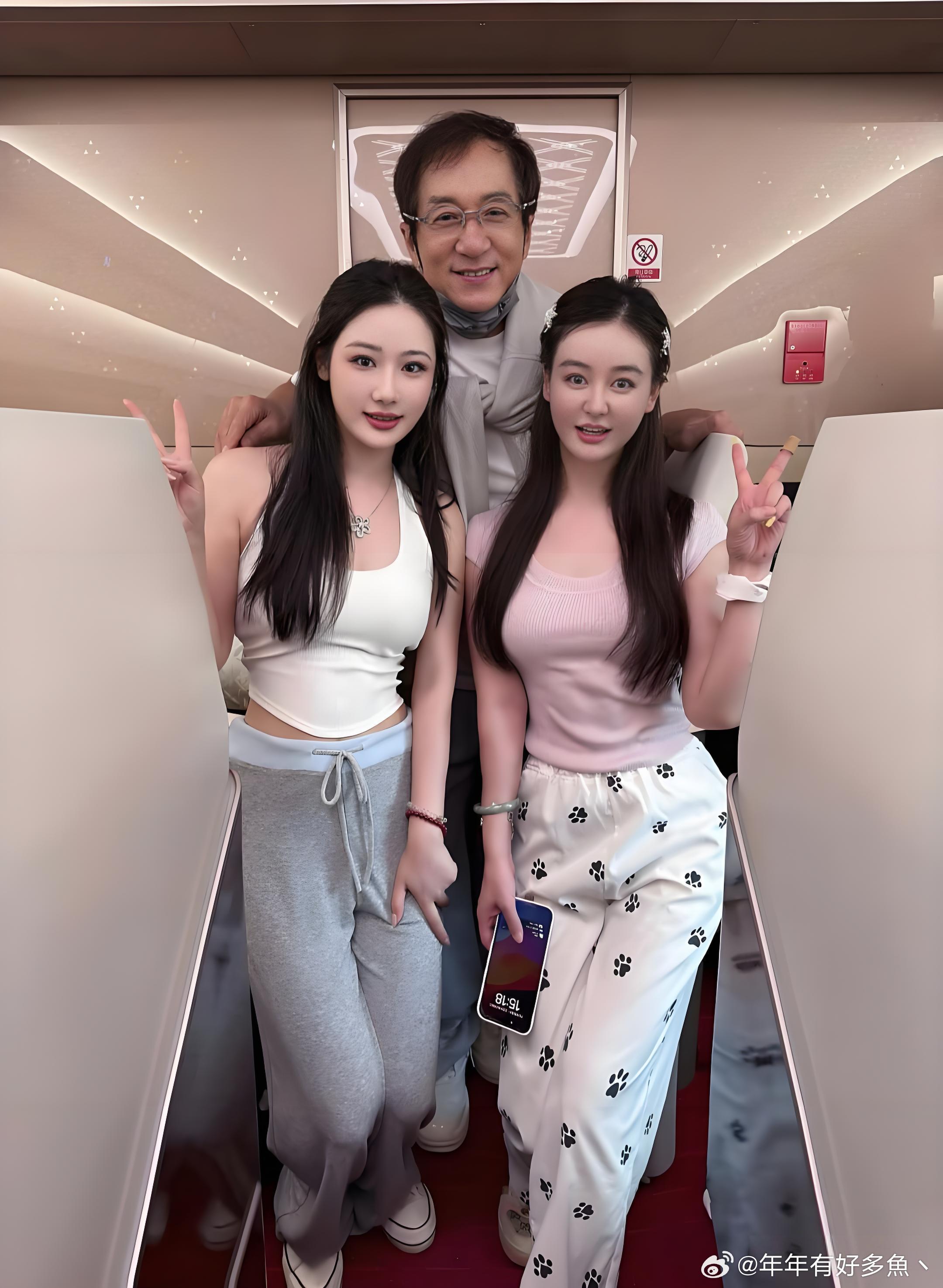 成龙在高铁上被偶遇，他虽然70岁了，但看起来很年轻，和民众们合照，非常的亲民！