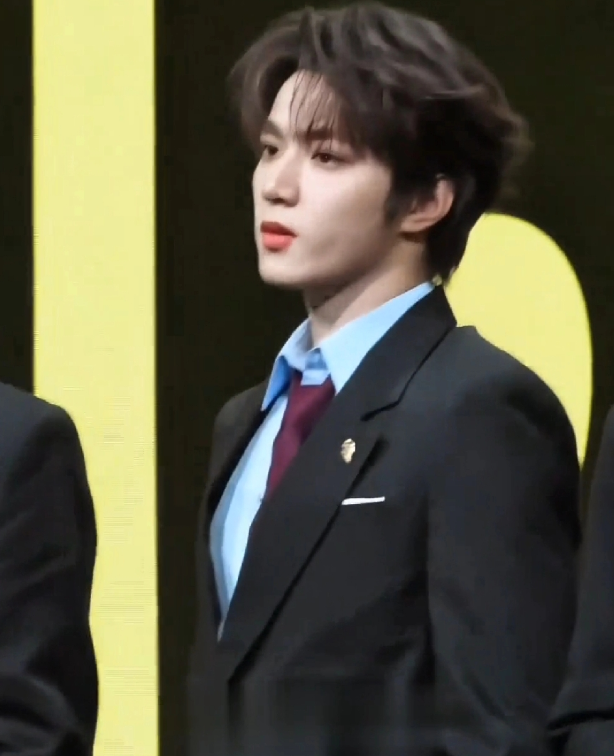 刘耀文站在王鹤棣旁边完全就是小男孩明明他站在团队里看着还挺酷挺man的，怎么一