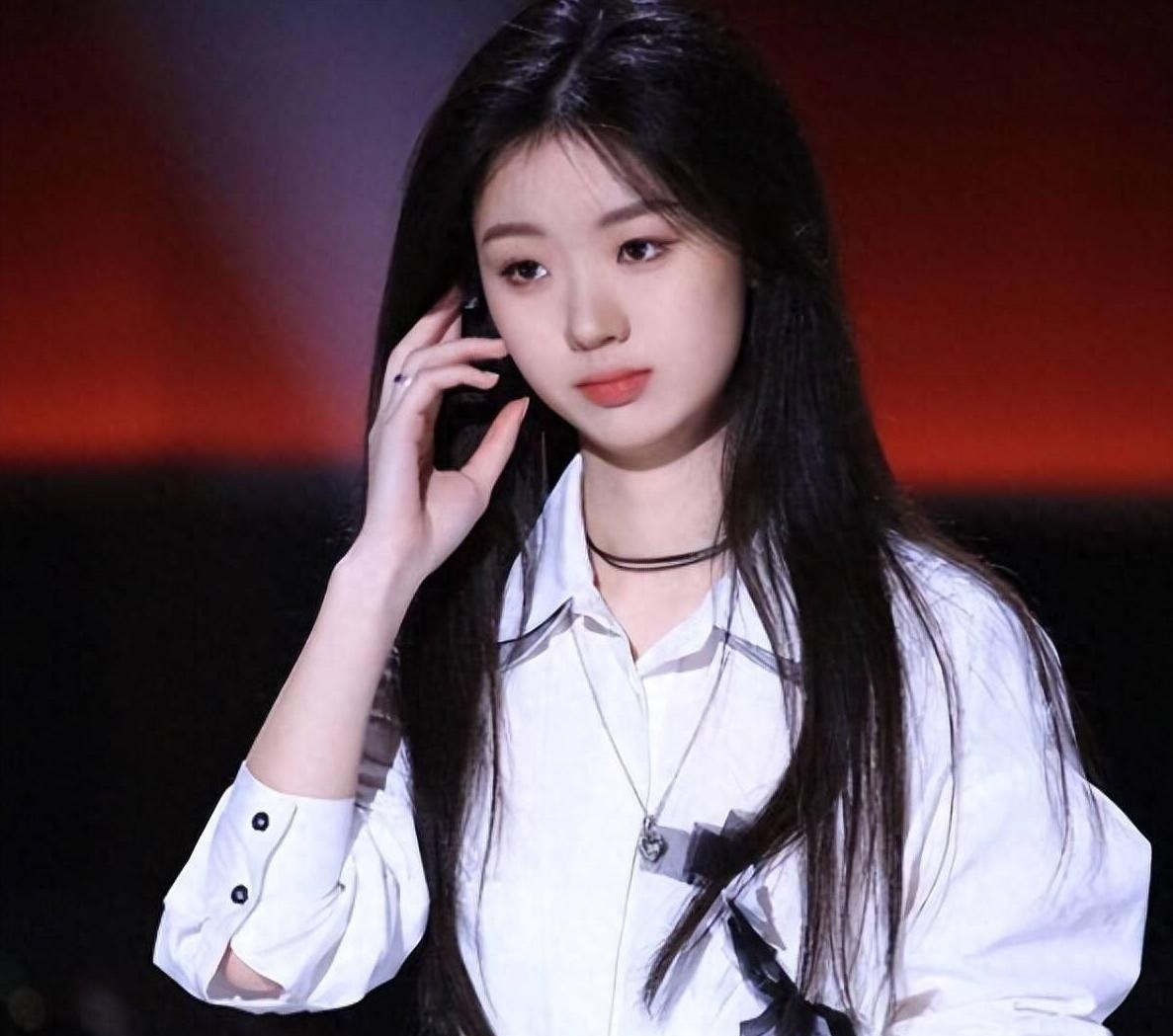 近几年，华语乐坛新一代女歌手好像出了很多，但真正让大众记忆深刻的就两位：单依纯，