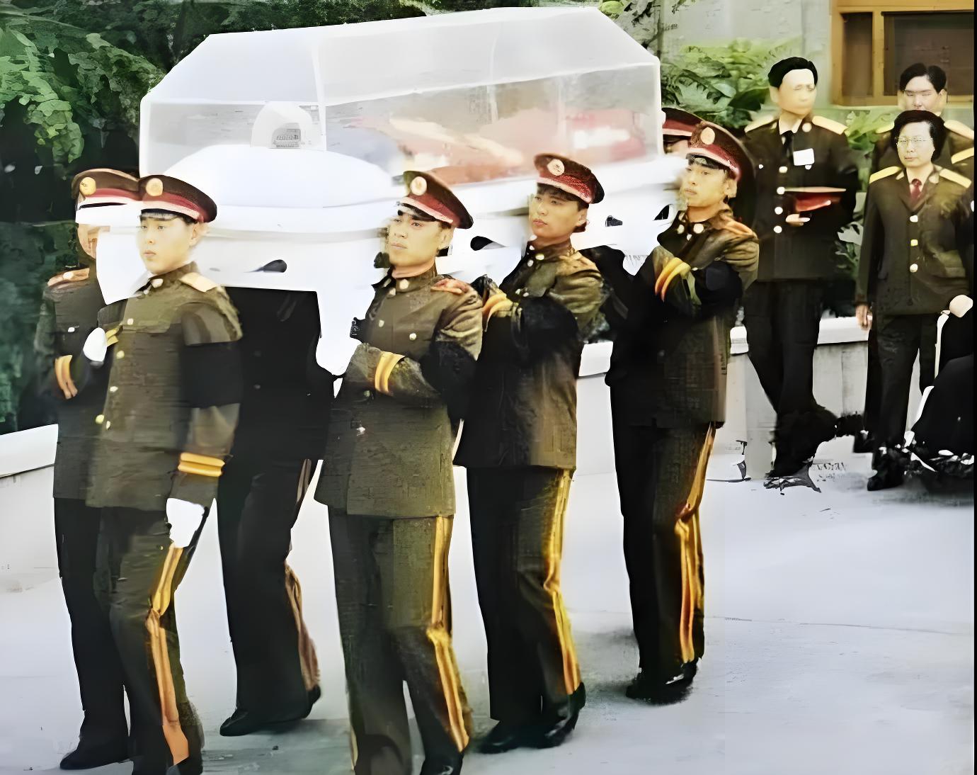 这是1992年5月14日，开国元勋聂荣臻逝世后，解放军战士托着聂荣臻的灵柩去八宝