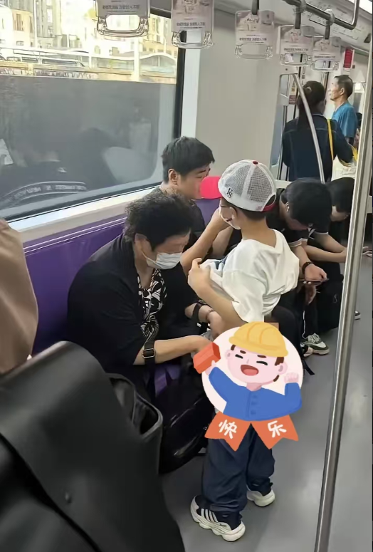 上海地铁里，孙子尿急，奶奶拿塑料袋给孙子接尿，这一幕被网友拍照发上网，还留言：“