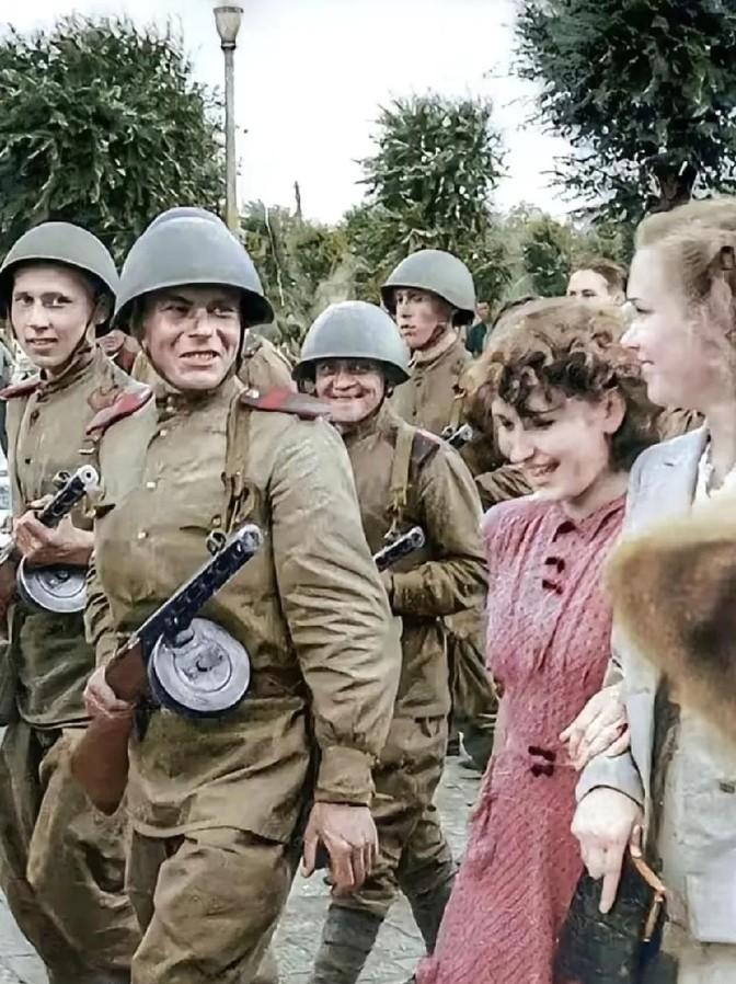 1945年8月，苏军占领哈尔滨后，居住在哈尔滨的俄罗斯姑娘走上街头，欢迎苏军的到