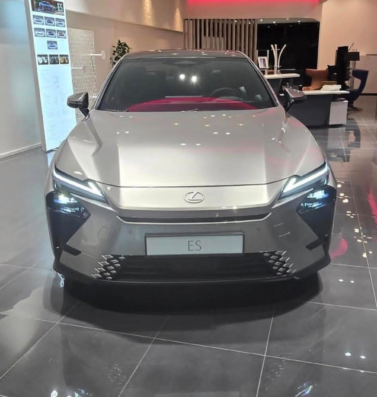 最新一代雷克ES实车已到店？[捂脸哭]这模样，设计师你不是来搞笑的吧？一代经