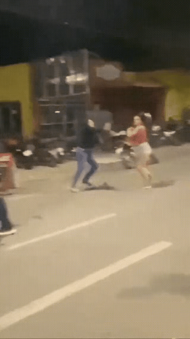 面对冲过来的女子，男子飞起一脚将女子踢倒在地，这是正当防卫？互殴？还是防卫过当？