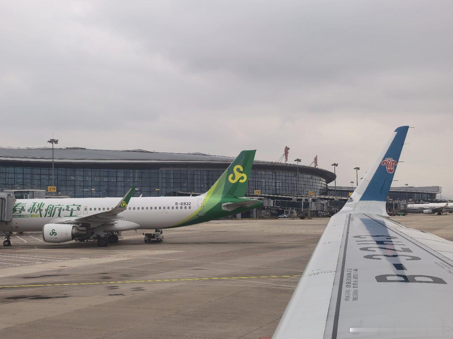 登机回南，突然听到南航小哥在问“茅台有没有需要”，我以为是可以免费试喝茅台，窃喜