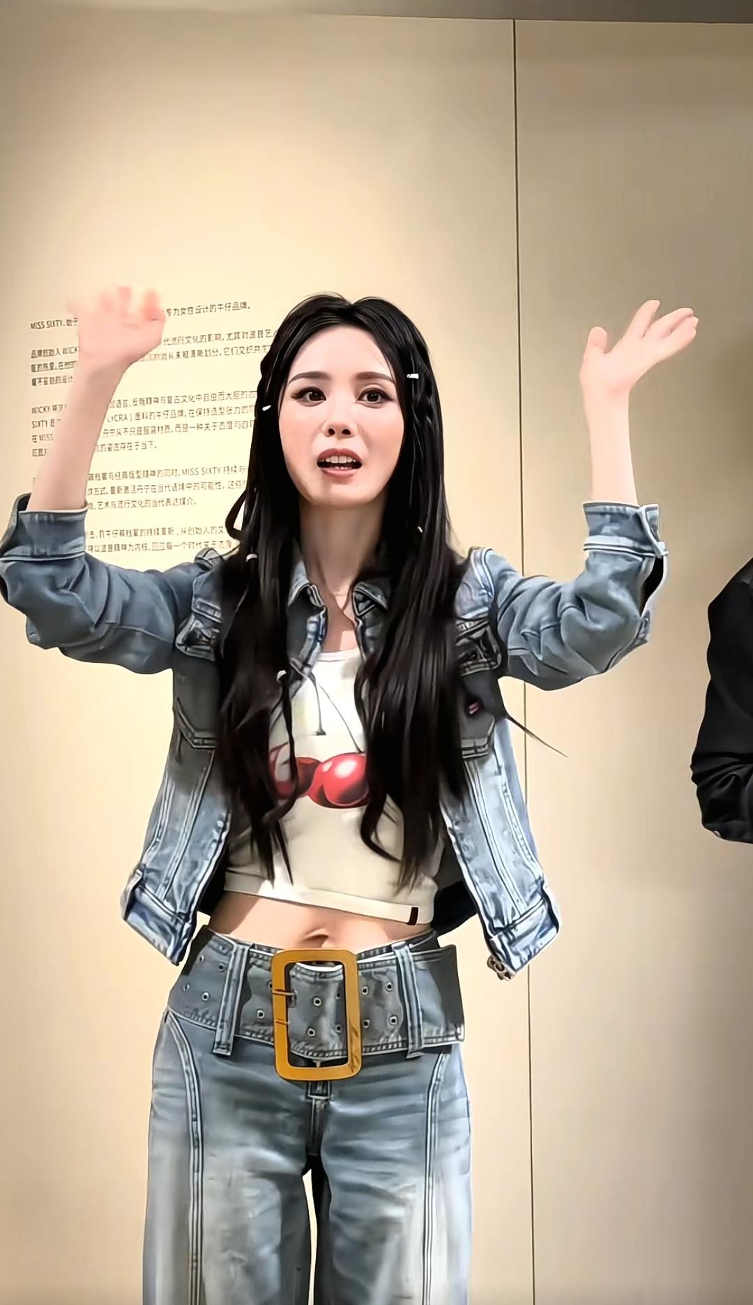 杨幂40岁还穿成小姑娘，看着真别扭，还是说这样更好看？我看到杨幂的打扮，心里