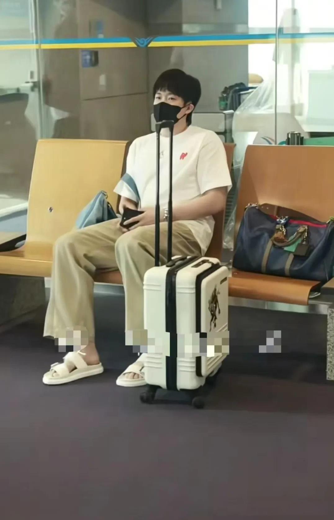 谁能帮我看一下，他是不是把袜子脱了？我咋记得在国内出发时是不是穿袜子了[捂