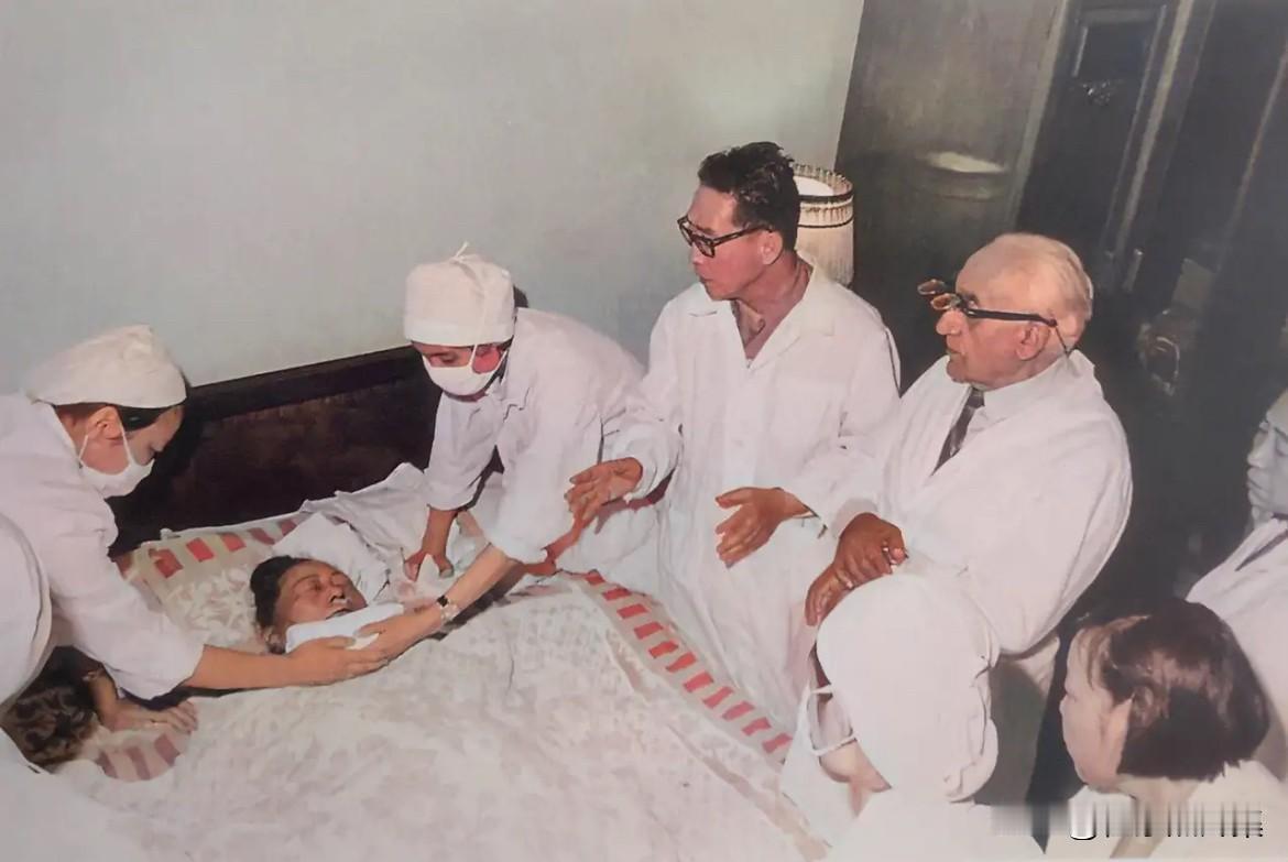 1981年5月29日，马海德和医护人员守在病危的宋庆龄床前的珍贵时刻。当晚20时