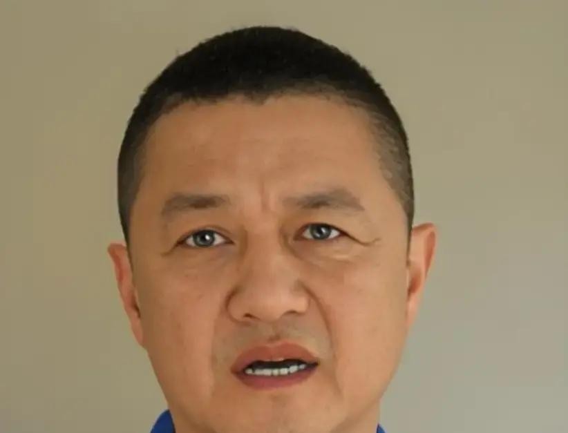 李亚鹏最近一边折腾着自己那家新开业的民宿，一边还在为闺女们的终身大事操碎了心他倒不是急着给刚过完20