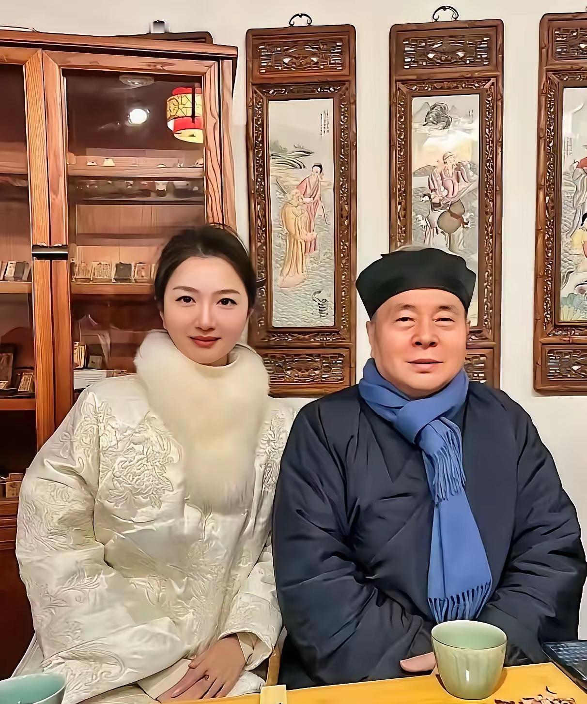 看到张道长和美女徒弟的合影，还挺有意思的。照片里，张道长一身道袍，仙风道骨，旁边