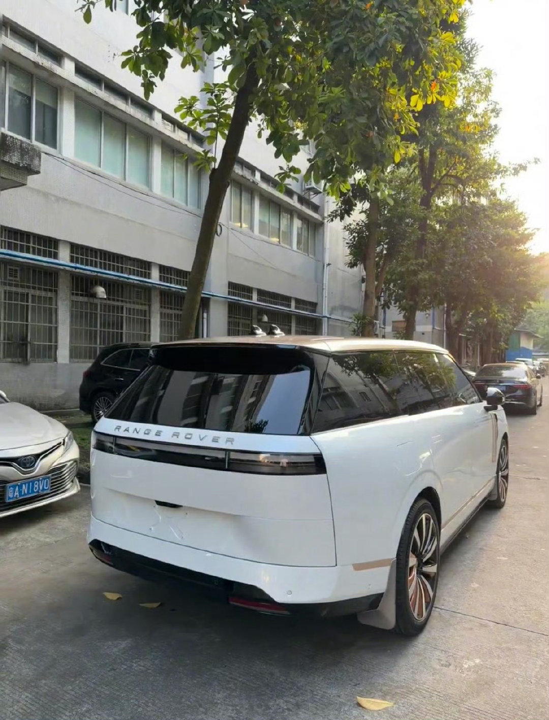 小鹏GX改成路虎揽胜，车主是什么心理？“致敬”为什么有市场？假始祖鸟、LV包为什么满大街都能看到？闯