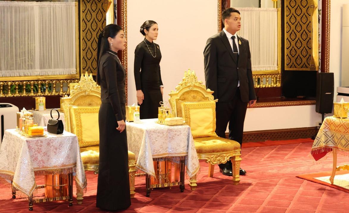 这三个人被摄影师拍到同框，一个是泰王小儿子一个是泰王次女一个是泰王的女人诗妮娜，