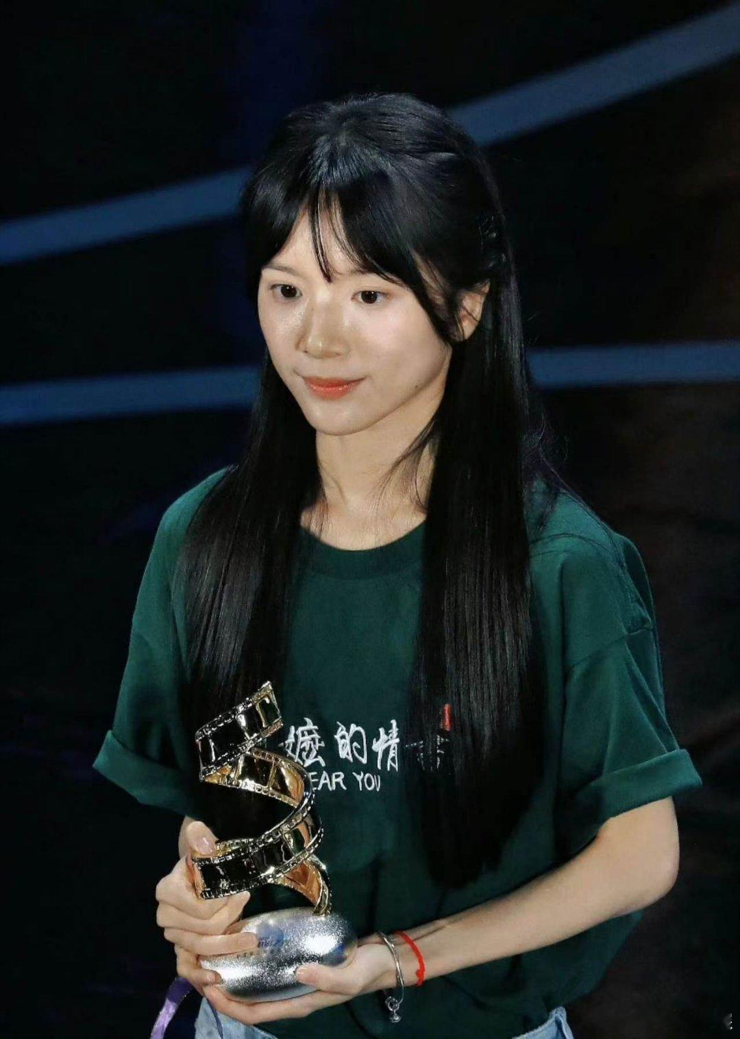 林允程潇李思潼合照上了孙怡专属摄影师上线！给林允、程潇、李思潼拍完合照自己也加入