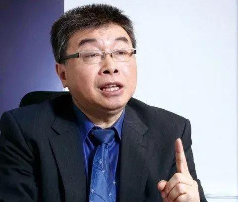 邱毅肯定老糊涂了，已经变得毫无立场与观念的坚持，混迹岛内政治形成的圆滑与妥协展露