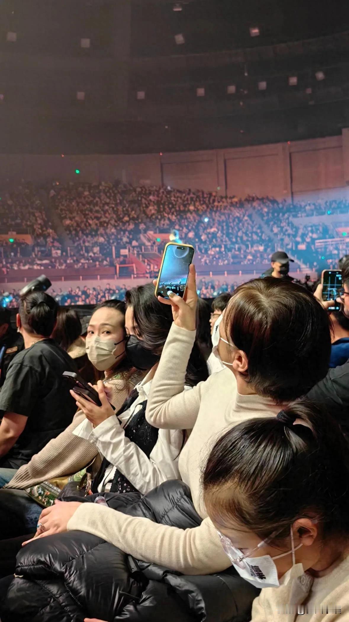 汪峰演唱会，森林北现身刷手机引热议！汪峰天津演唱会，前排VlP座位上发现了森