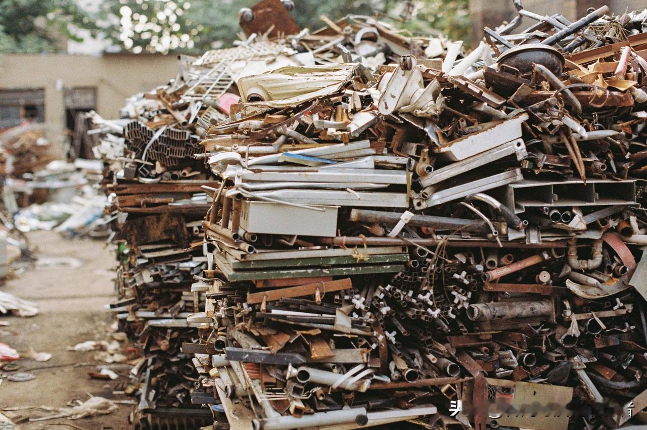 月薪过万，依旧“月月光”——这是表弟近来最深的焦虑。妻子守着的小店生意清淡，