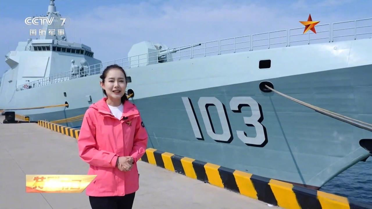 可大可小，055型万吨大驱从万吨到百吨，只需要切换不同镜头就可以实现。