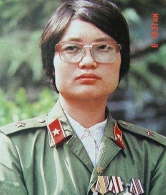 1986年，一位美女医生被哨兵拦住，要求出示通行证，怎料她直接从怀里掏出一颗手榴