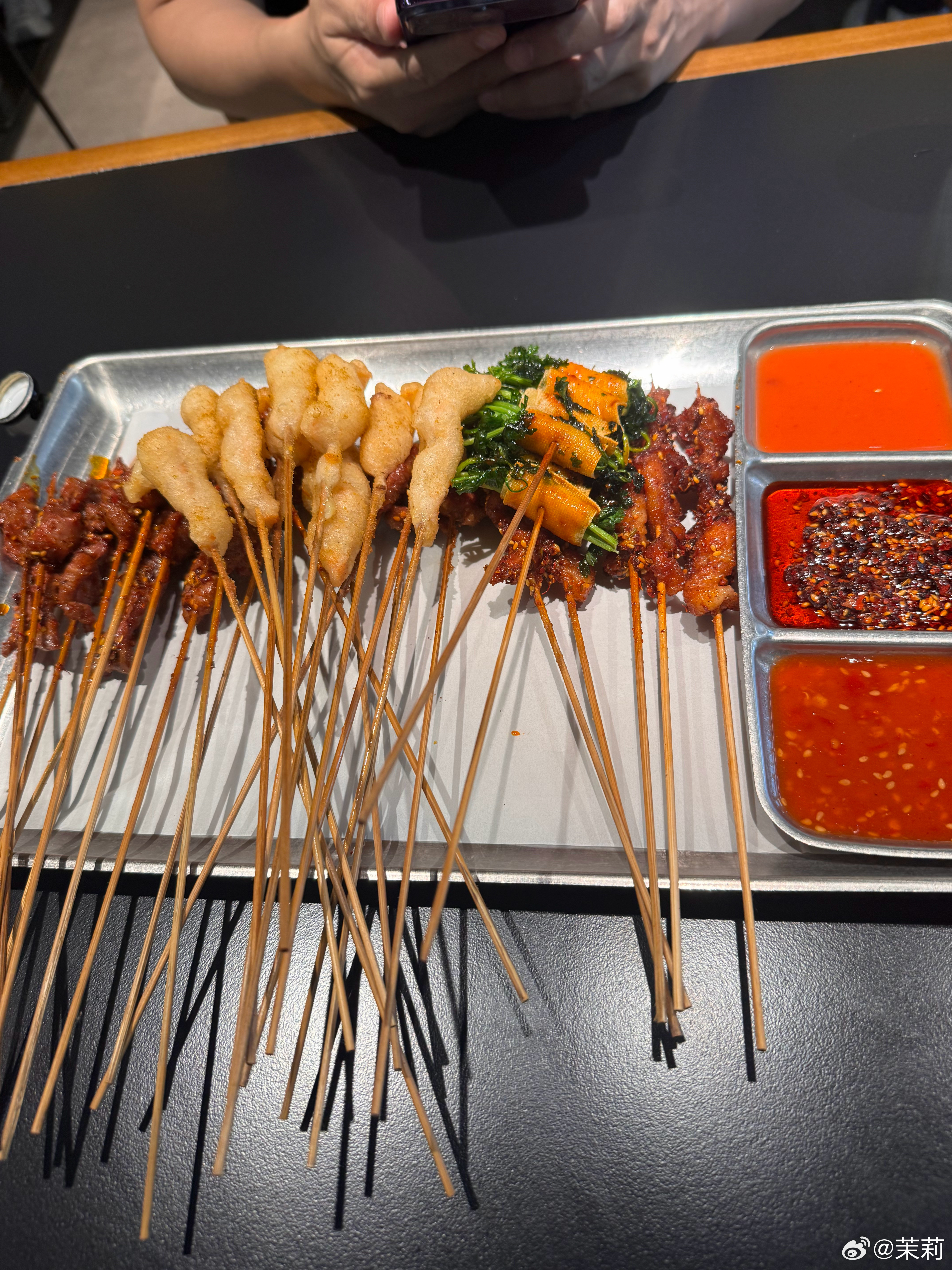 沈阳美食之烤鸡架。认识了十多年的帅哥问我来沈阳想吃啥，想起群友提过的鸡架，我就说