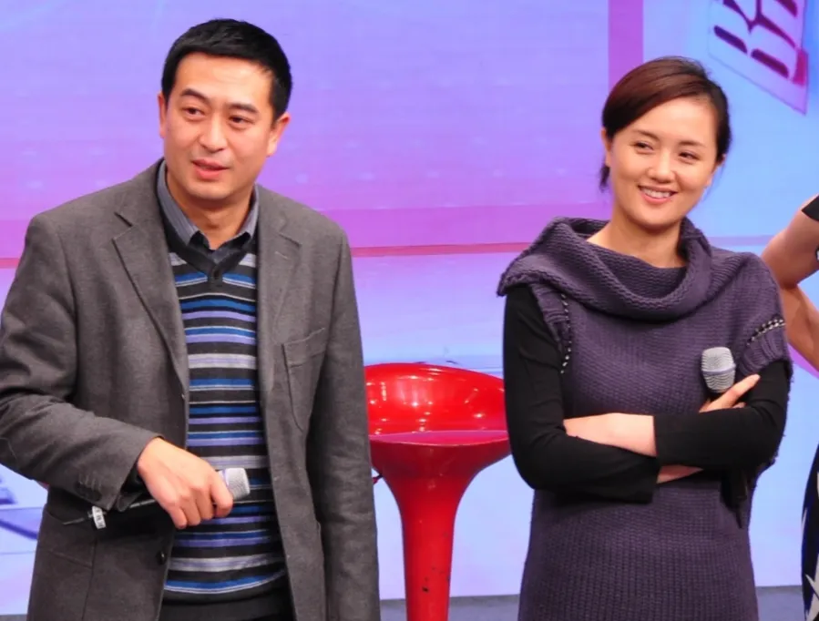 要不说朱媛媛情商高呢，还特会唠嗑，她和张嘉译一起接受采访，记者抛了个刁钻问题给张