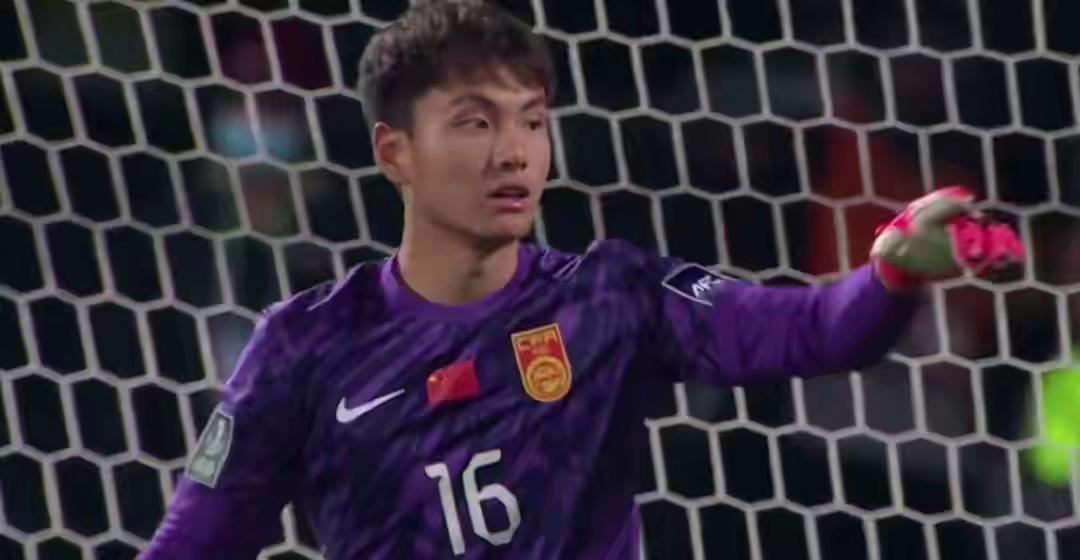 别看国足现在排名小组第一，最后一轮踢不好的话，有可能会出局……！最后一轮对阵泰国