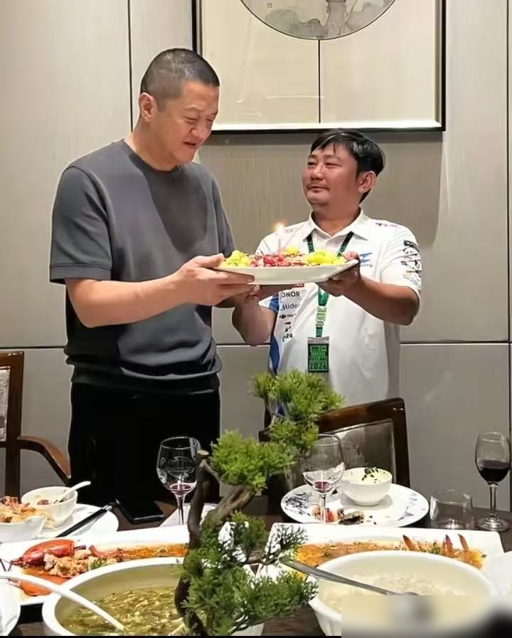 李亚鹏55岁生日，挺着孕肚的张雪凑上去就是一口，亲完还补一句：我就是崇拜令狐冲。现场两百多号人看着，