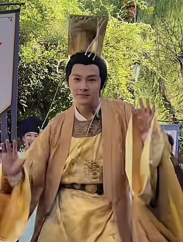 看到演员郑国霖49岁了，这么热的天，还跑去景区扮演李世民赚钱，日薪600元，中年
