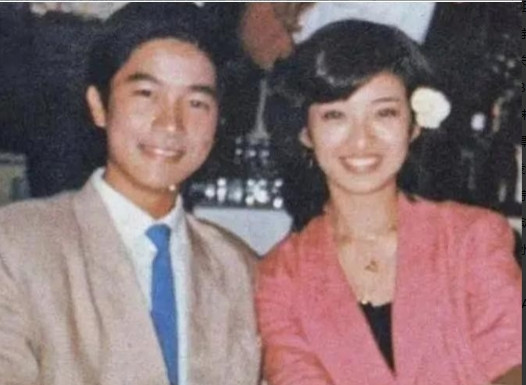 1980年，陈百强见到了自己的偶像山囗百惠，山囗百惠要求陈百强在他面前唱昨夜梦见