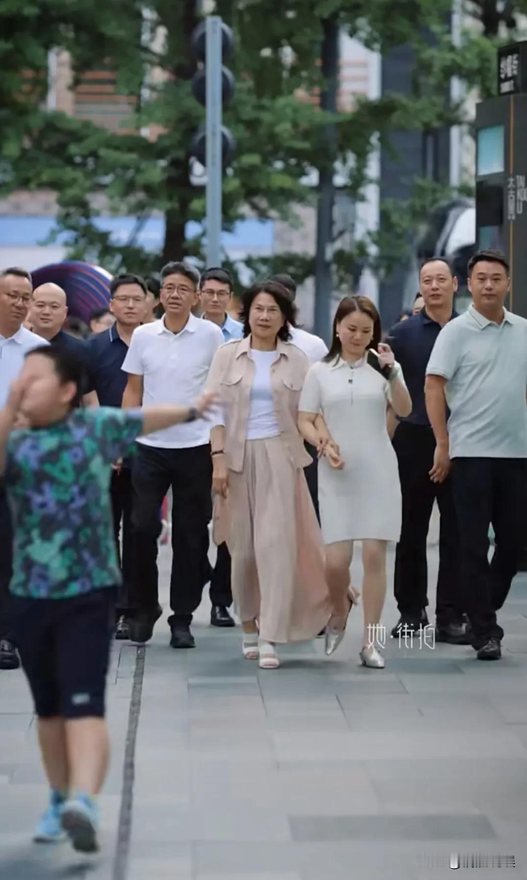 论女强人赛道，还得是董明珠！董明珠现身成都太古里，卷发披肩，身材高挑清瘦，一袭