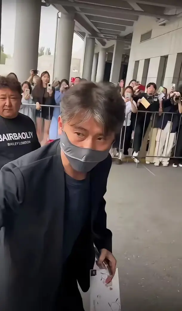 我有种预感！李乃文这么一弄，人生无常得看透了！不是因为他头发白了大半，也不是