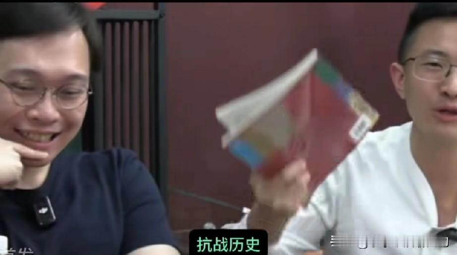侯汉廷和“历史哥”举着大陆初中历史课本，对着国民党大声质问：“你们看看，大陆课本