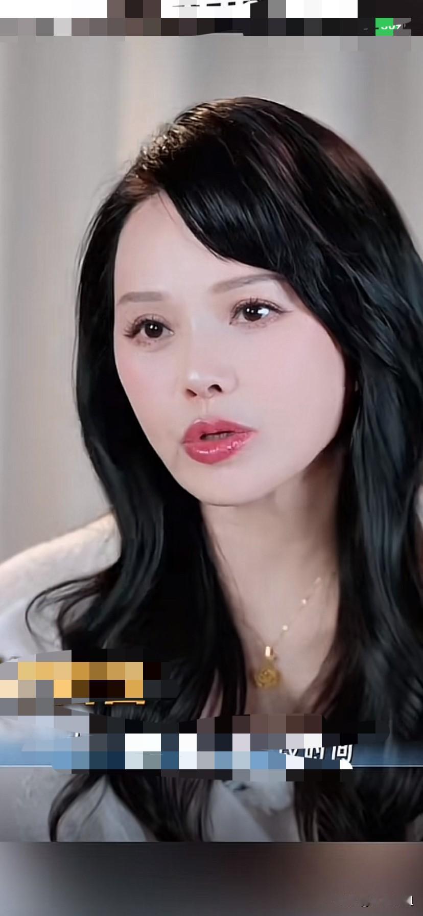 看看伊能静在摄影机高曝光下，经过美颜的修饰，脸粉嫩的都要挤出水了！头发又黑又长！