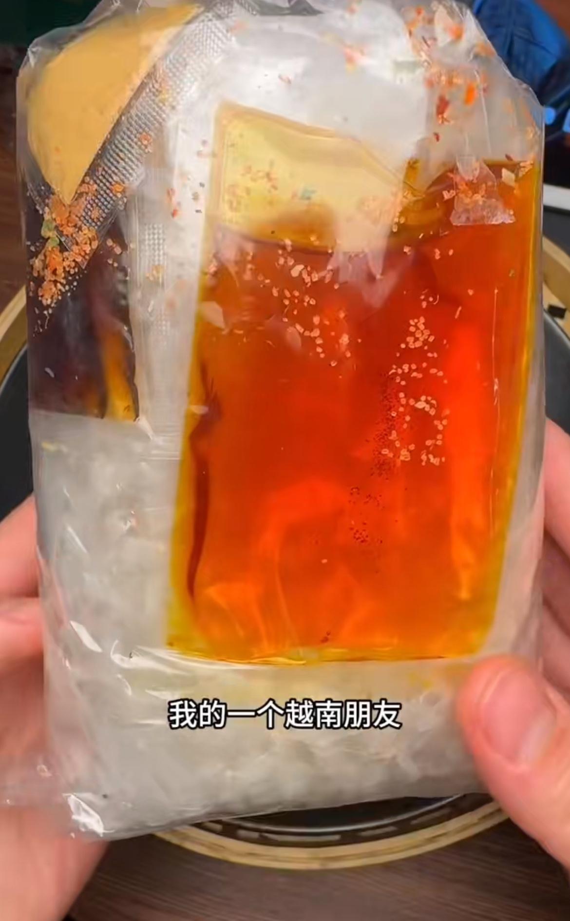 这个看起来像塑料袋的越南凉拌米粉，刚开始还真的以为是白色塑料袋，这是越南的一种小