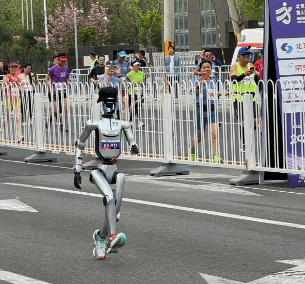 机器人跑马拉松，我这次看到的就是一大堆的骗子公司……这话是一位业内人士说的，