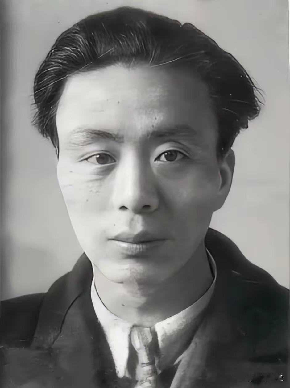 原配怀着孕，艾青把她抛弃，娶学生韦嫈，韦嫈给他生了4个孩子，过了16年后，他又猛