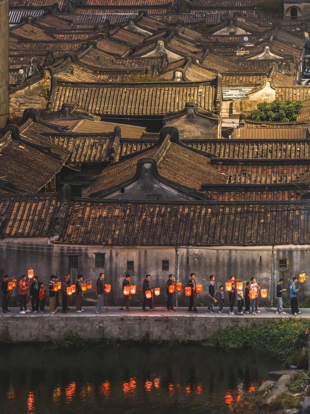 李嘉诚是穿越周期的资本家，王健林是敢赌时代的企业家。一句话讲透•李嘉诚：低负债