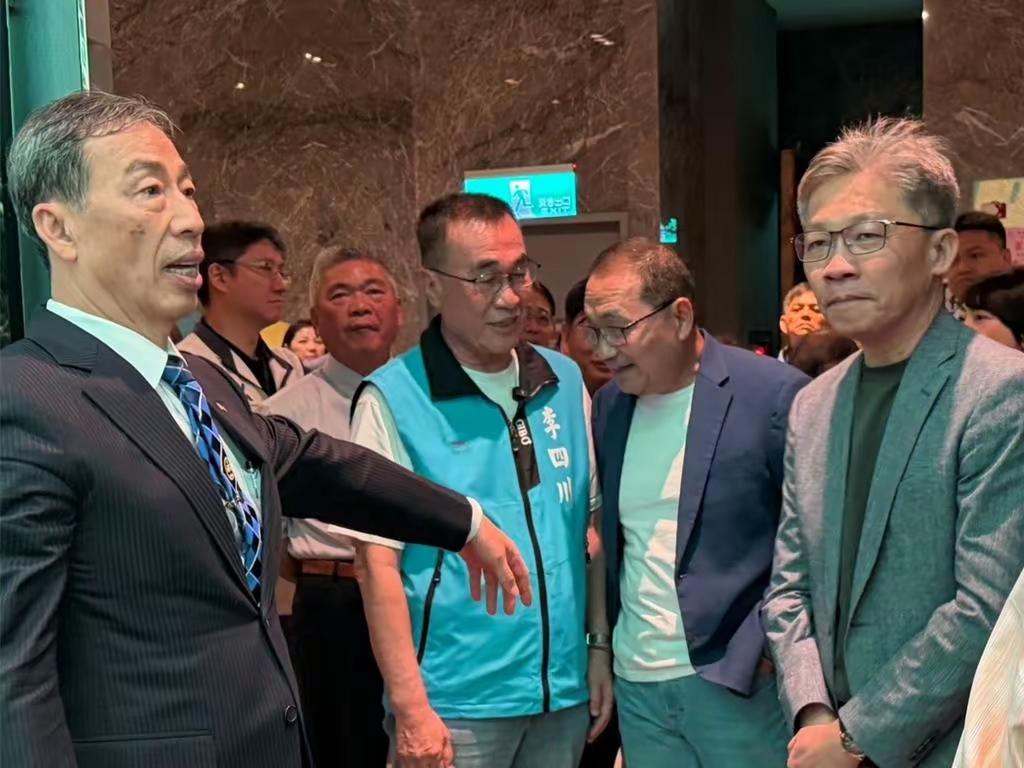 冰火两重天！同样是地方大佬，侯友谊公开交棒，王惠美频频回避，郑丽文怎么力？