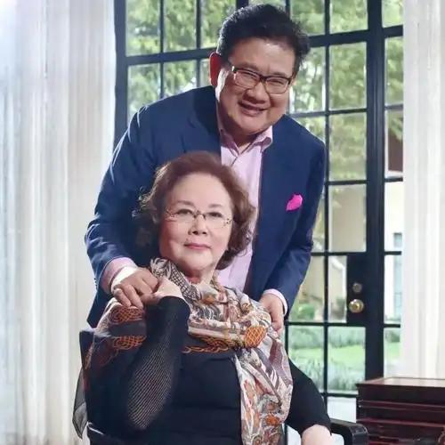 她曾是央视主持人，年轻时吞300颗安眠药轻生，被抢救7天7夜，如今已移居海外 