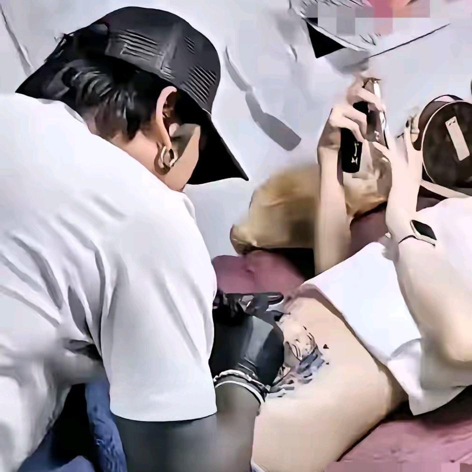 现在的女孩究竟是心大还是中性化这位女孩躺在沙发纹肚子，露出了白花花的大肚皮，