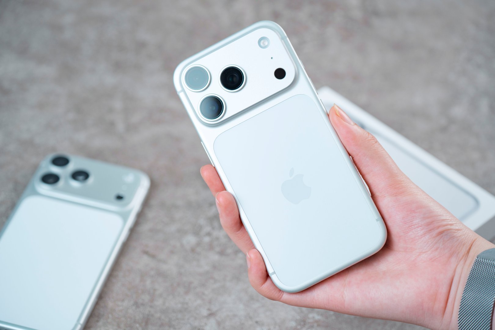 iPhone千万别这样充电了分享一个个人习惯吧,刚好给大家科普一下:1.边玩边