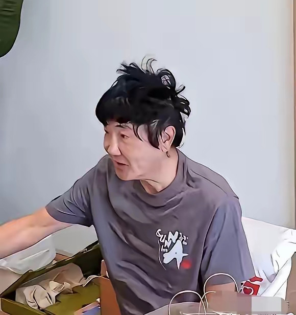 谁能想到，曾经舞台上气场十足、圆润稳重的歌王孙楠，如今模样变化真的太大了！最近曝光的无滤镜生图，真的