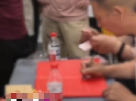西安姑娘小李刚办完婚礼，揣着礼金去银行存钱，结果一张百元大钞被当场盖了“假币”戳