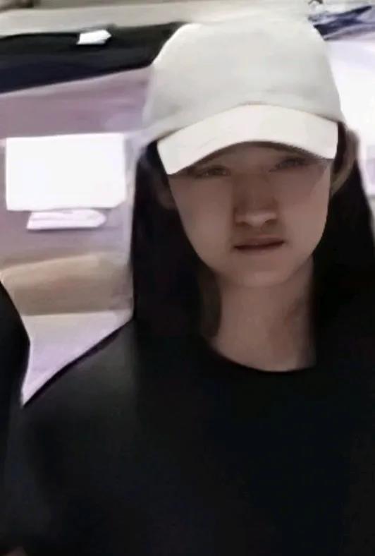 二女儿长相高级清冷，大女儿长相甜美大气，小女儿还没长开，但也活泼灵动，长大了也一