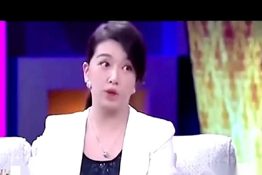 聚光灯下，主持人把话筒往前递了递，盯着江珊问出了那个所有人都憋了好多年的问题：“