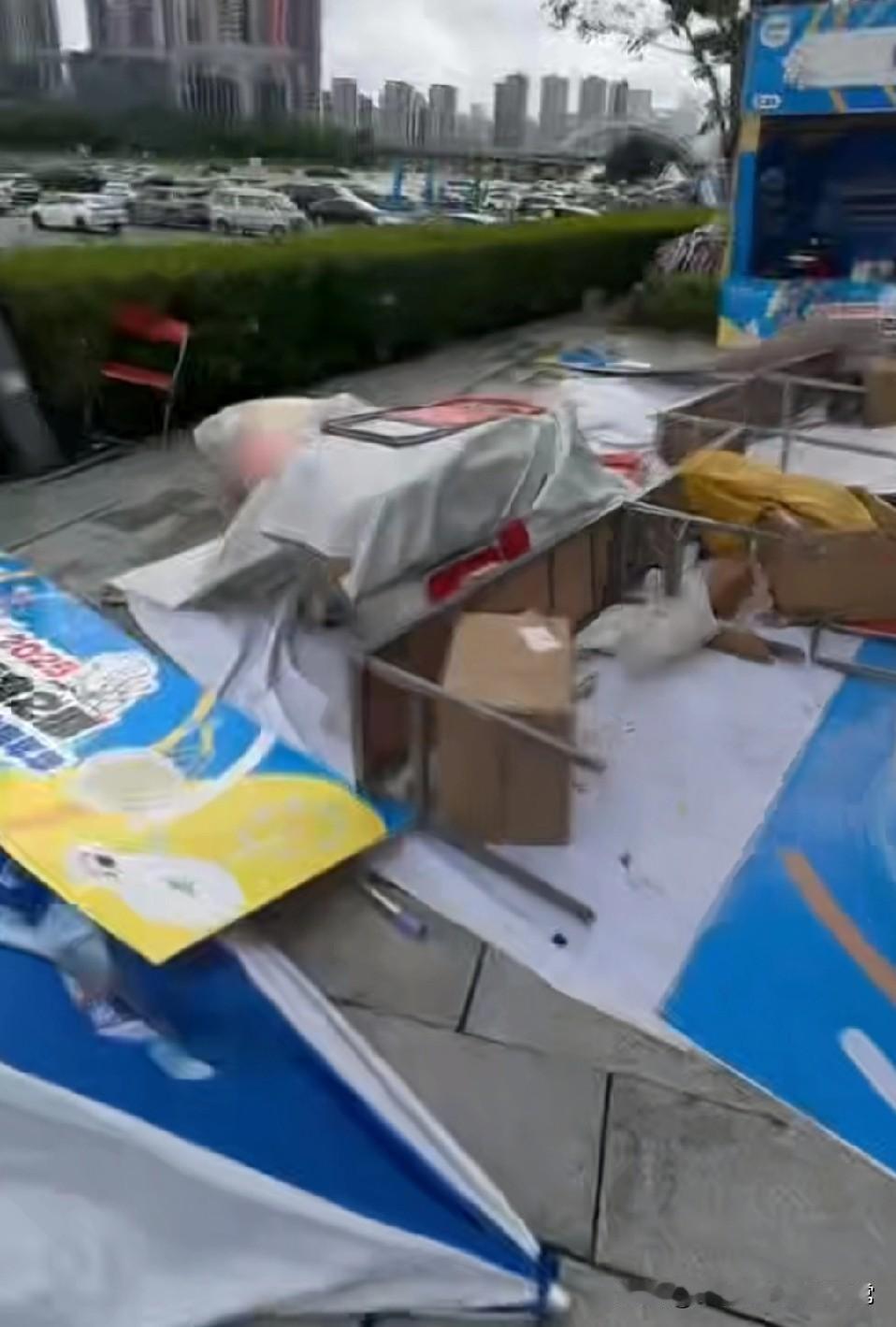 台风突袭美食节！商家血本无归！台风一过境，美食节直接成了“灾难现场”！摊位